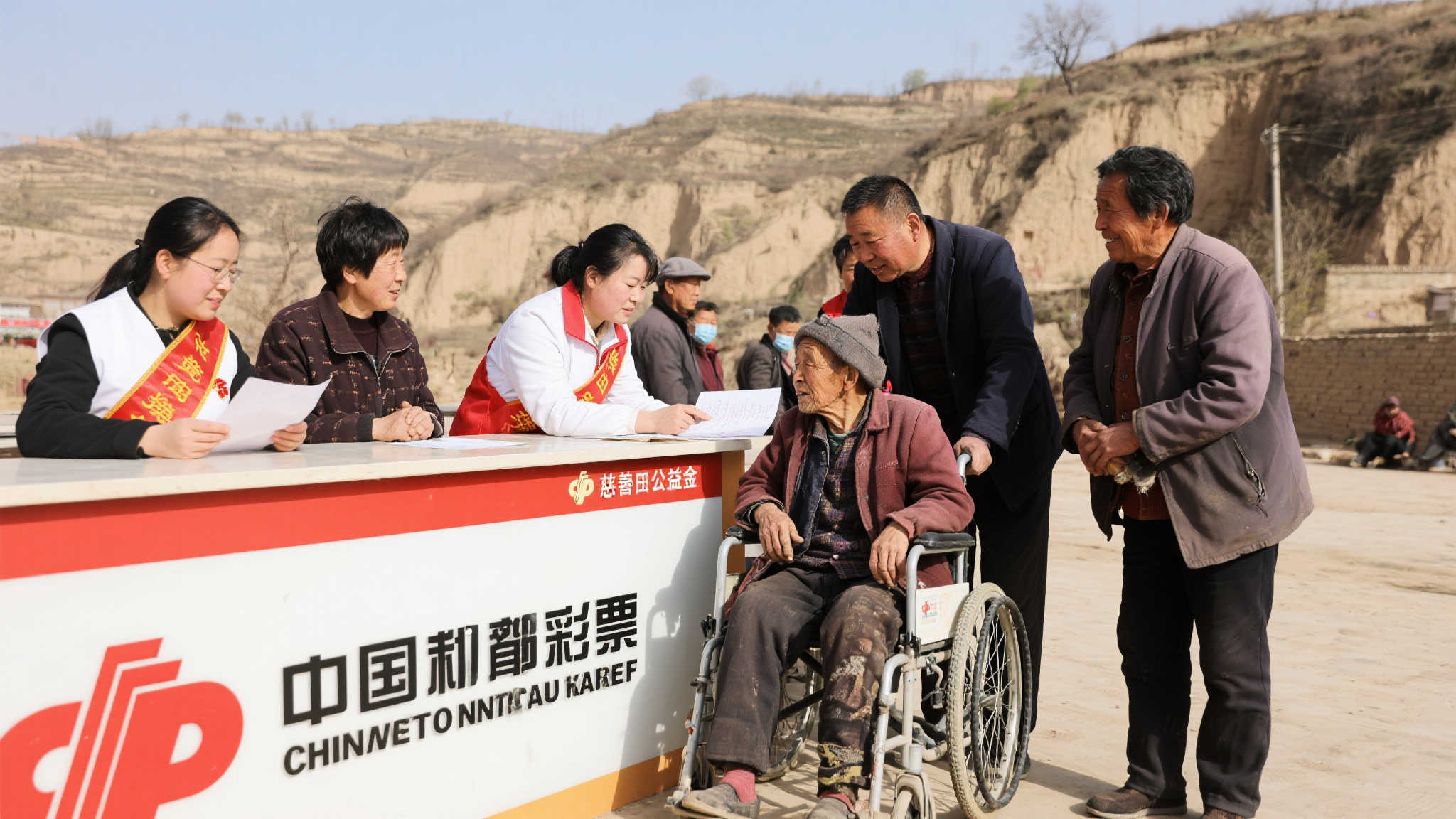 甘肃庄浪县困难重残家庭迎来无障碍改造,彩票公益金暖心助力 近年来,随着经济的发展和慈善意识的觉醒,